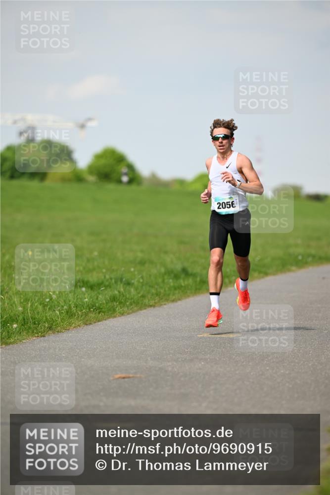 10.05.2026 - 8. Wedeler Halbmarathon Dr. Thomas Lammeyer http://msf.ph/oto/9690915 10.05.2026 11:10:02 Laufen 2056 meine-sportfotos.de