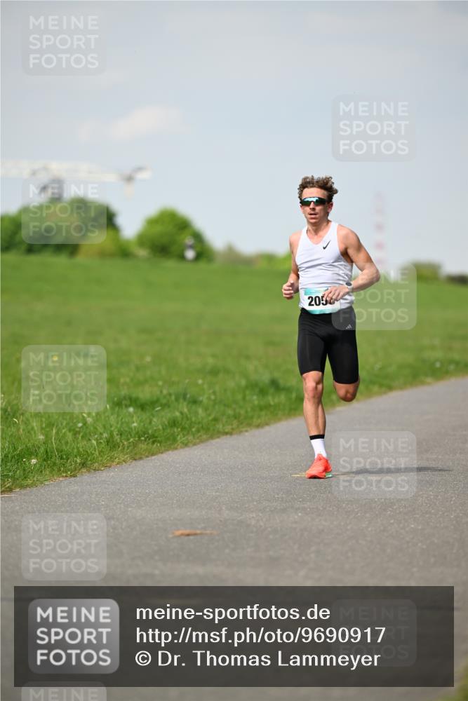 10.05.2026 - 8. Wedeler Halbmarathon Dr. Thomas Lammeyer http://msf.ph/oto/9690917 10.05.2026 11:10:02 Laufen 2056 meine-sportfotos.de
