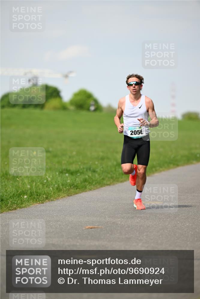 10.05.2026 - 8. Wedeler Halbmarathon Dr. Thomas Lammeyer http://msf.ph/oto/9690924 10.05.2026 11:10:02 Laufen 2056 meine-sportfotos.de