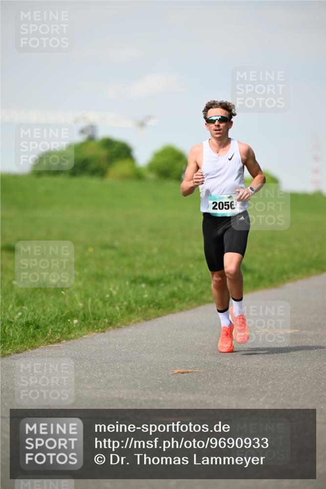 10.05.2026 - 8. Wedeler Halbmarathon Dr. Thomas Lammeyer http://msf.ph/oto/9690933 10.05.2026 11:10:03 Laufen 2056 meine-sportfotos.de