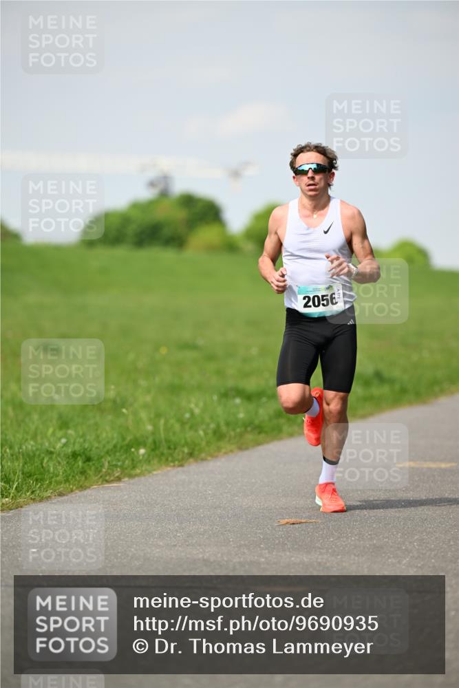 10.05.2026 - 8. Wedeler Halbmarathon Dr. Thomas Lammeyer http://msf.ph/oto/9690935 10.05.2026 11:10:03 Laufen 2056 meine-sportfotos.de