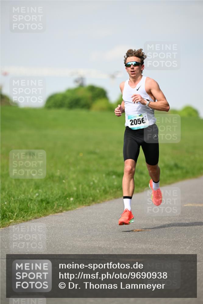 10.05.2026 - 8. Wedeler Halbmarathon Dr. Thomas Lammeyer http://msf.ph/oto/9690938 10.05.2026 11:10:03 Laufen 2056 meine-sportfotos.de