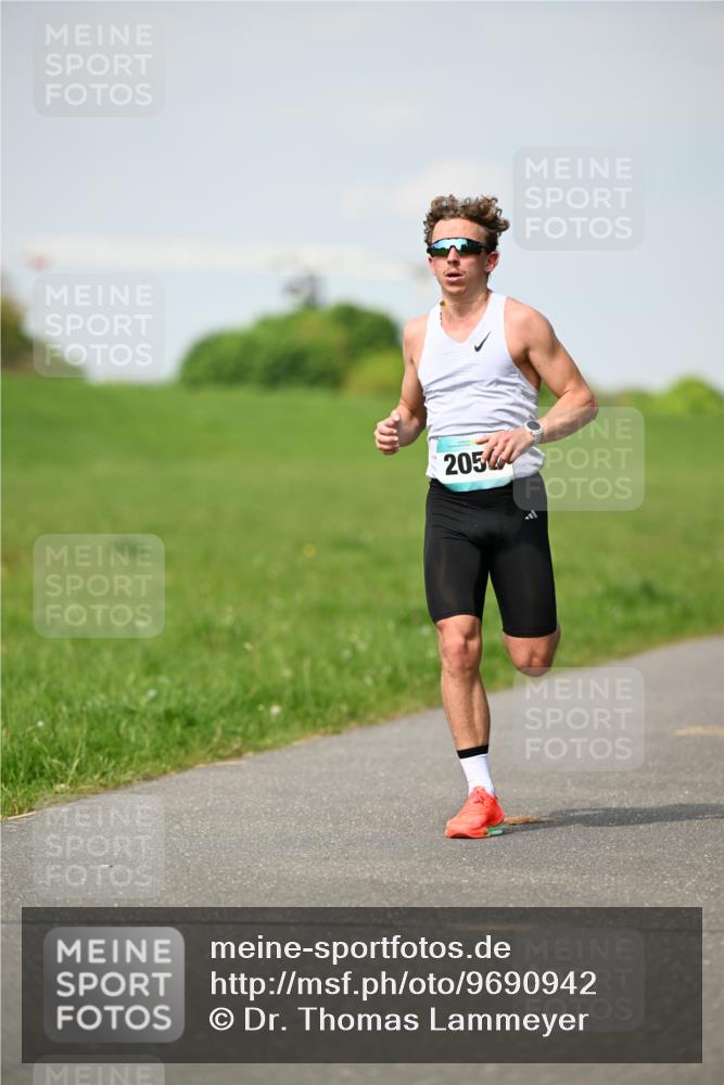 10.05.2026 - 8. Wedeler Halbmarathon Dr. Thomas Lammeyer http://msf.ph/oto/9690942 10.05.2026 11:10:03 Laufen 2050 meine-sportfotos.de