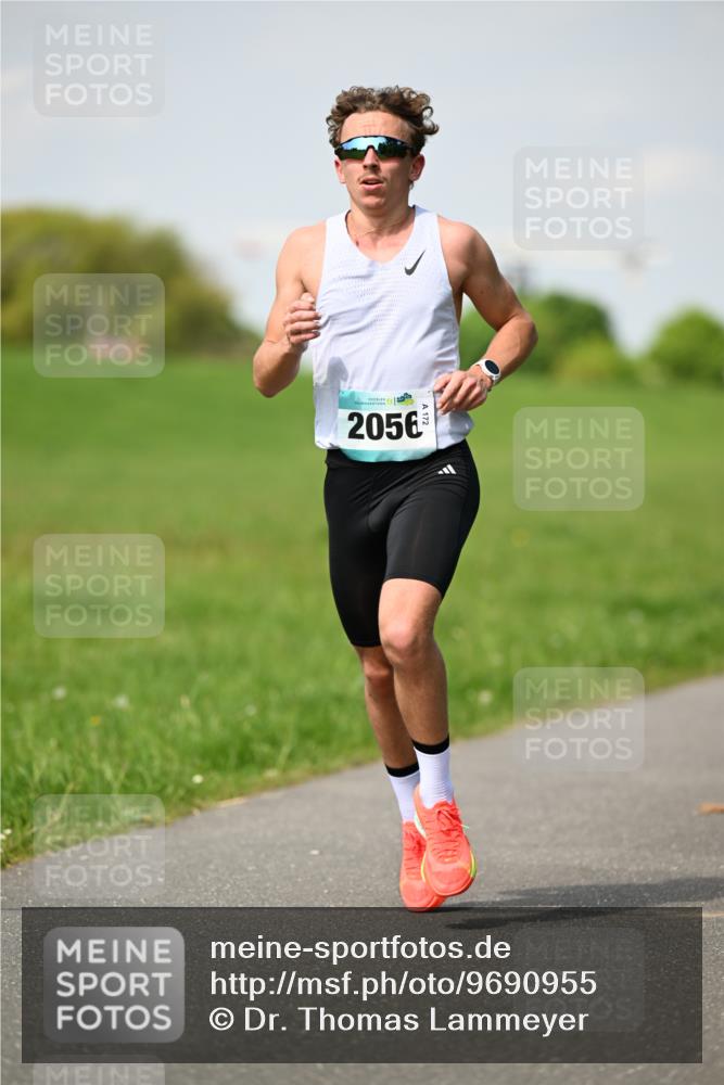 10.05.2026 - 8. Wedeler Halbmarathon Dr. Thomas Lammeyer http://msf.ph/oto/9690955 10.05.2026 11:10:04 Laufen 2056 meine-sportfotos.de