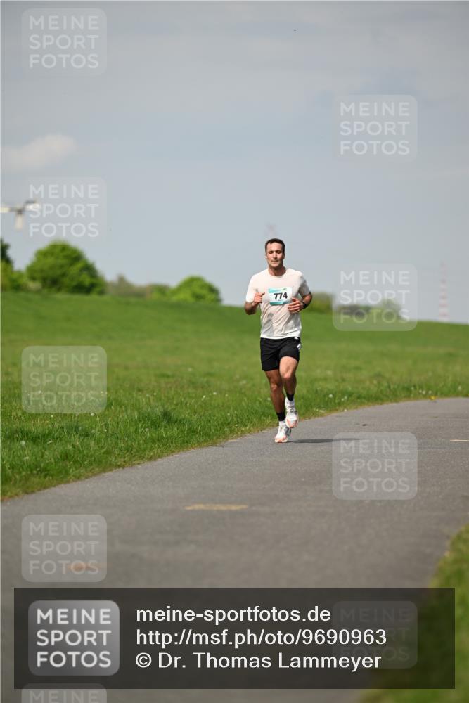 10.05.2026 - 8. Wedeler Halbmarathon Dr. Thomas Lammeyer http://msf.ph/oto/9690963 10.05.2026 11:11:17 Laufen 774 meine-sportfotos.de