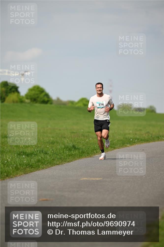 10.05.2026 - 8. Wedeler Halbmarathon Dr. Thomas Lammeyer http://msf.ph/oto/9690974 10.05.2026 11:11:17 Laufen 774 meine-sportfotos.de