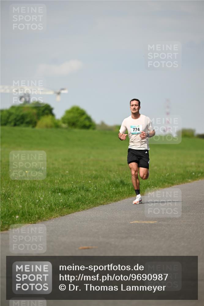 10.05.2026 - 8. Wedeler Halbmarathon Dr. Thomas Lammeyer http://msf.ph/oto/9690987 10.05.2026 11:11:18 Laufen 774 meine-sportfotos.de