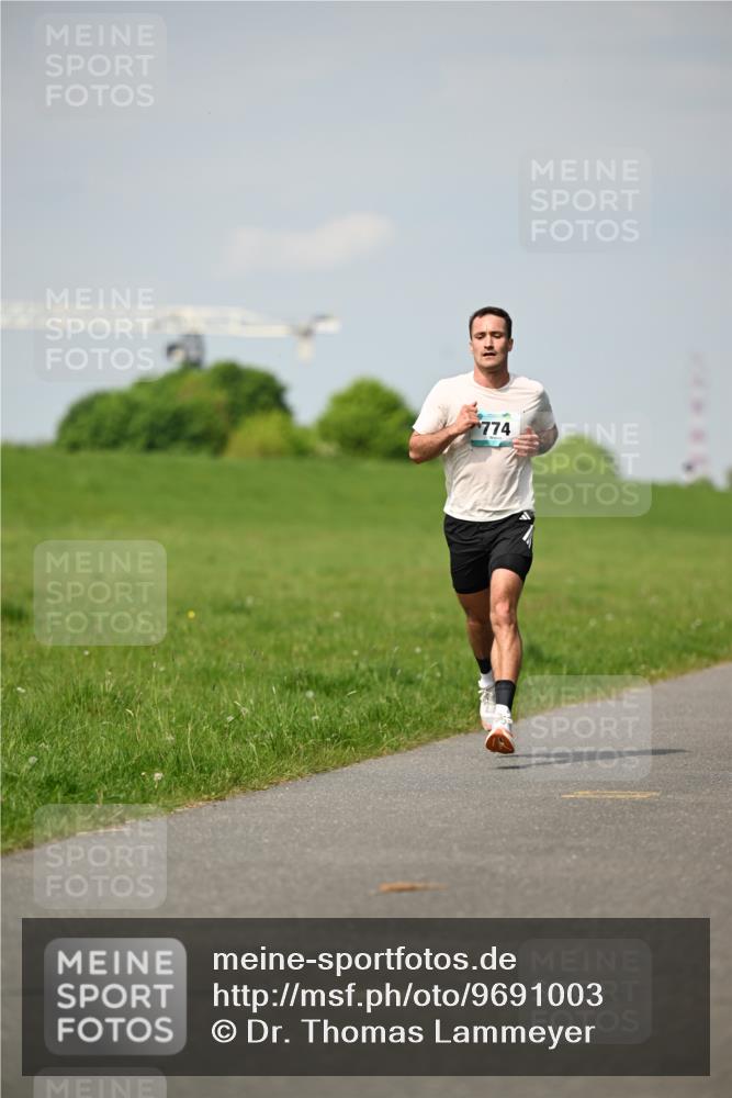 10.05.2026 - 8. Wedeler Halbmarathon Dr. Thomas Lammeyer http://msf.ph/oto/9691003 10.05.2026 11:11:19 Laufen 774 meine-sportfotos.de