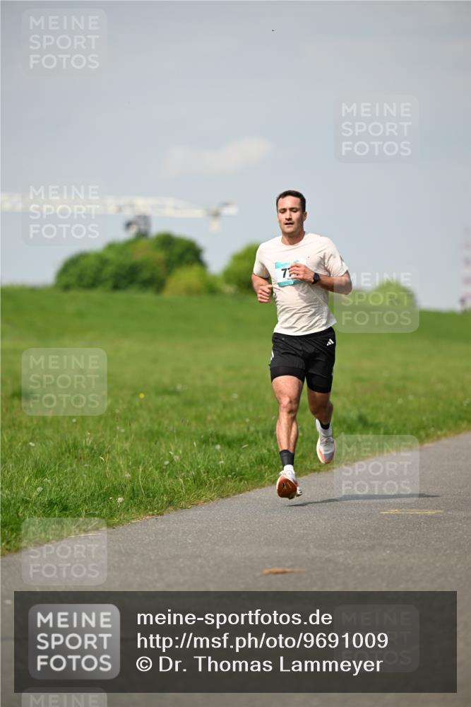 10.05.2026 - 8. Wedeler Halbmarathon Dr. Thomas Lammeyer http://msf.ph/oto/9691009 10.05.2026 11:11:19 Laufen  meine-sportfotos.de