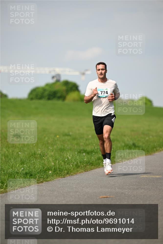10.05.2026 - 8. Wedeler Halbmarathon Dr. Thomas Lammeyer http://msf.ph/oto/9691014 10.05.2026 11:11:20 Laufen 774 meine-sportfotos.de