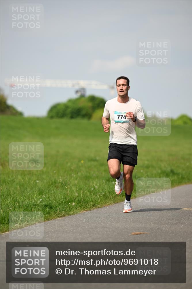10.05.2026 - 8. Wedeler Halbmarathon Dr. Thomas Lammeyer http://msf.ph/oto/9691018 10.05.2026 11:11:20 Laufen 774 meine-sportfotos.de