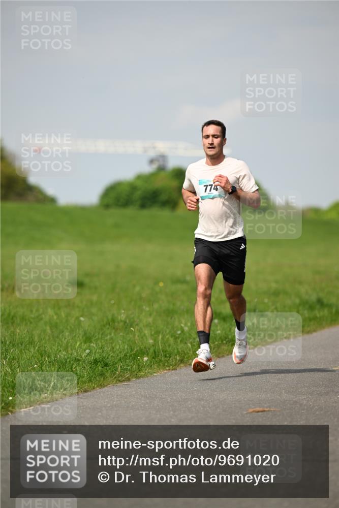 10.05.2026 - 8. Wedeler Halbmarathon Dr. Thomas Lammeyer http://msf.ph/oto/9691020 10.05.2026 11:11:20 Laufen 774 meine-sportfotos.de