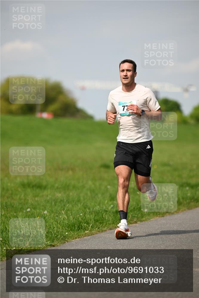 10.05.2026 - 8. Wedeler Halbmarathon Dr. Thomas Lammeyer http://msf.ph/oto/9691033 10.05.2026 11:11:21 Laufen  meine-sportfotos.de