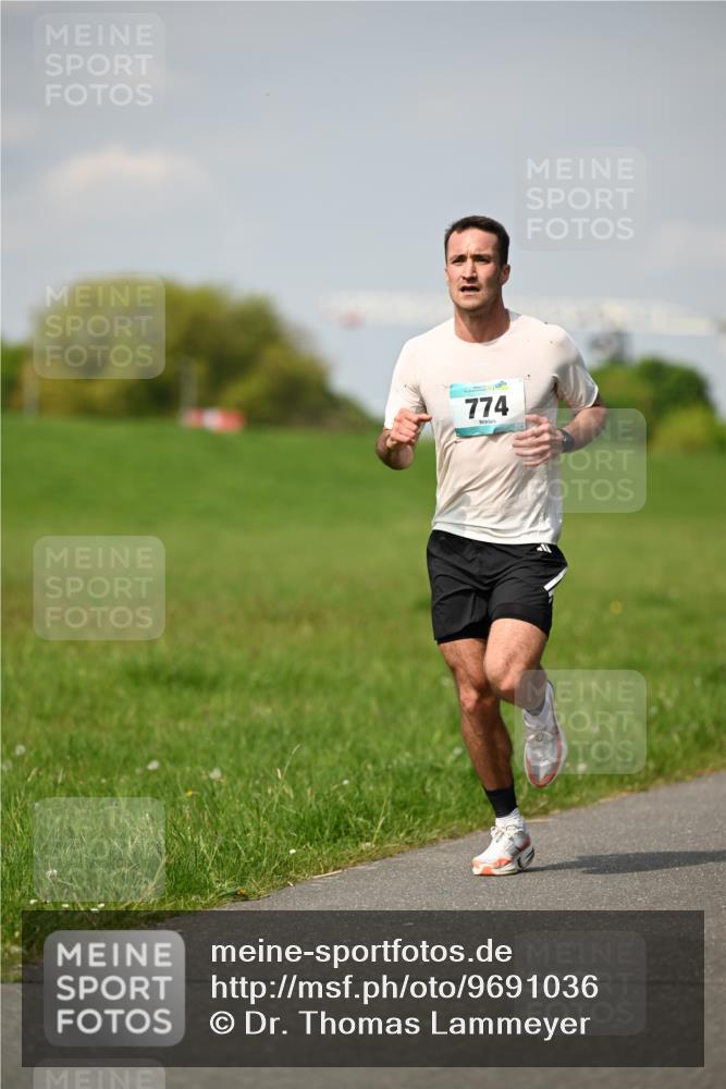10.05.2026 - 8. Wedeler Halbmarathon Dr. Thomas Lammeyer http://msf.ph/oto/9691036 10.05.2026 11:11:21 Laufen 774 meine-sportfotos.de