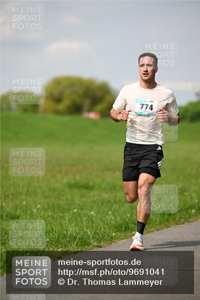 10.05.2026 - 8. Wedeler Halbmarathon Dr. Thomas Lammeyer http://msf.ph/oto/9691041 10.05.2026 11:11:21 Laufen 202, 774 meine-sportfotos.de