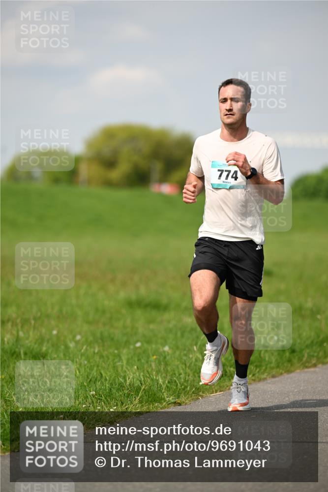 10.05.2026 - 8. Wedeler Halbmarathon Dr. Thomas Lammeyer http://msf.ph/oto/9691043 10.05.2026 11:11:21 Laufen 774 meine-sportfotos.de