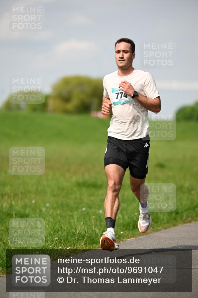 10.05.2026 - 8. Wedeler Halbmarathon Dr. Thomas Lammeyer http://msf.ph/oto/9691047 10.05.2026 11:11:21 Laufen 774 meine-sportfotos.de