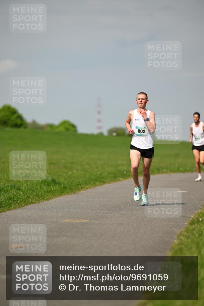 10.05.2026 - 8. Wedeler Halbmarathon Dr. Thomas Lammeyer http://msf.ph/oto/9691059 10.05.2026 11:11:47 Laufen 802 meine-sportfotos.de