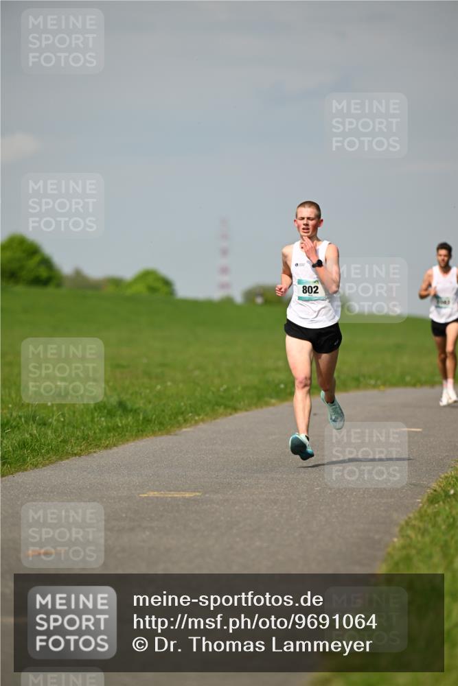 10.05.2026 - 8. Wedeler Halbmarathon Dr. Thomas Lammeyer http://msf.ph/oto/9691064 10.05.2026 11:11:47 Laufen 802 meine-sportfotos.de