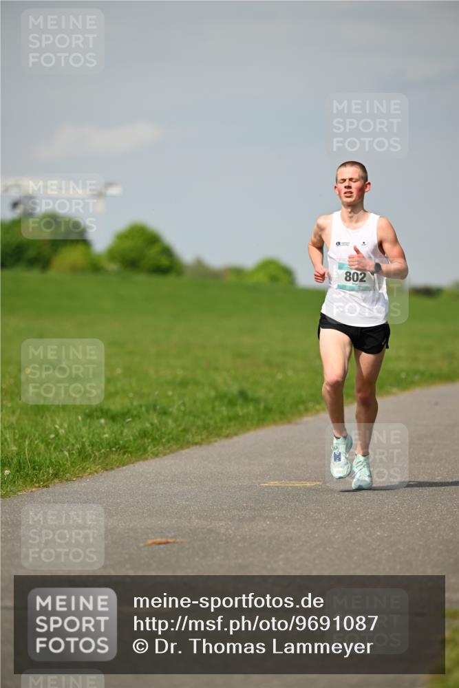 10.05.2026 - 8. Wedeler Halbmarathon Dr. Thomas Lammeyer http://msf.ph/oto/9691087 10.05.2026 11:11:49 Laufen 802 meine-sportfotos.de