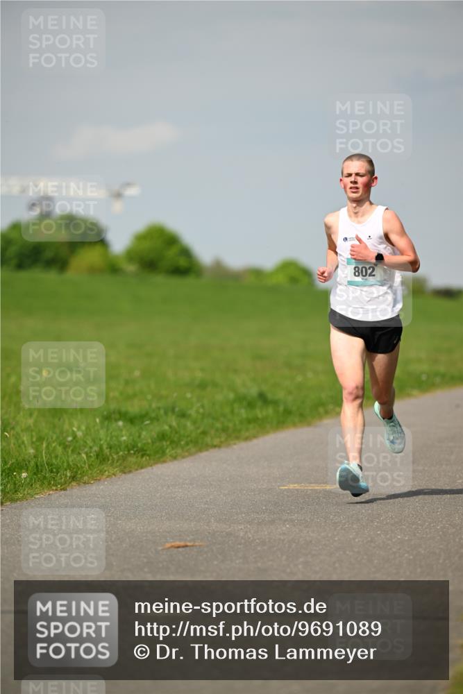 10.05.2026 - 8. Wedeler Halbmarathon Dr. Thomas Lammeyer http://msf.ph/oto/9691089 10.05.2026 11:11:49 Laufen 802 meine-sportfotos.de