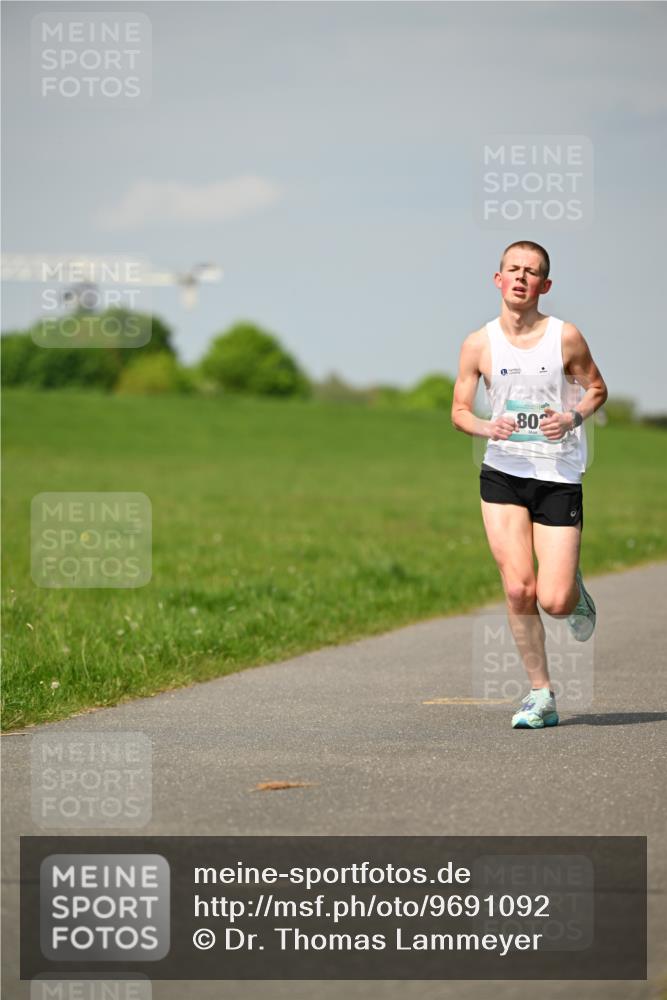 10.05.2026 - 8. Wedeler Halbmarathon Dr. Thomas Lammeyer http://msf.ph/oto/9691092 10.05.2026 11:11:49 Laufen 802 meine-sportfotos.de