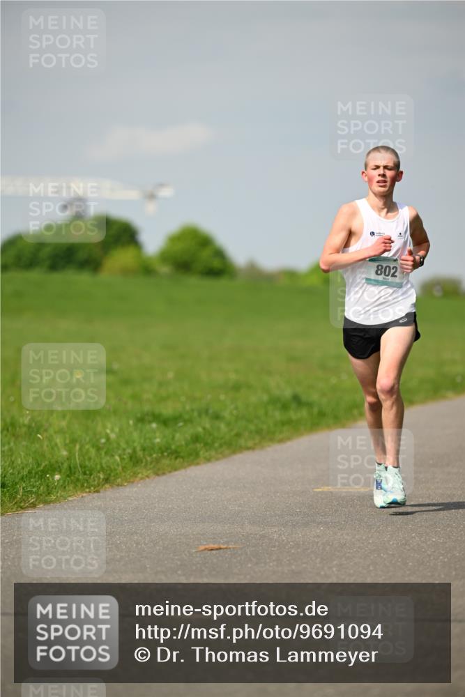 10.05.2026 - 8. Wedeler Halbmarathon Dr. Thomas Lammeyer http://msf.ph/oto/9691094 10.05.2026 11:11:49 Laufen 802 meine-sportfotos.de