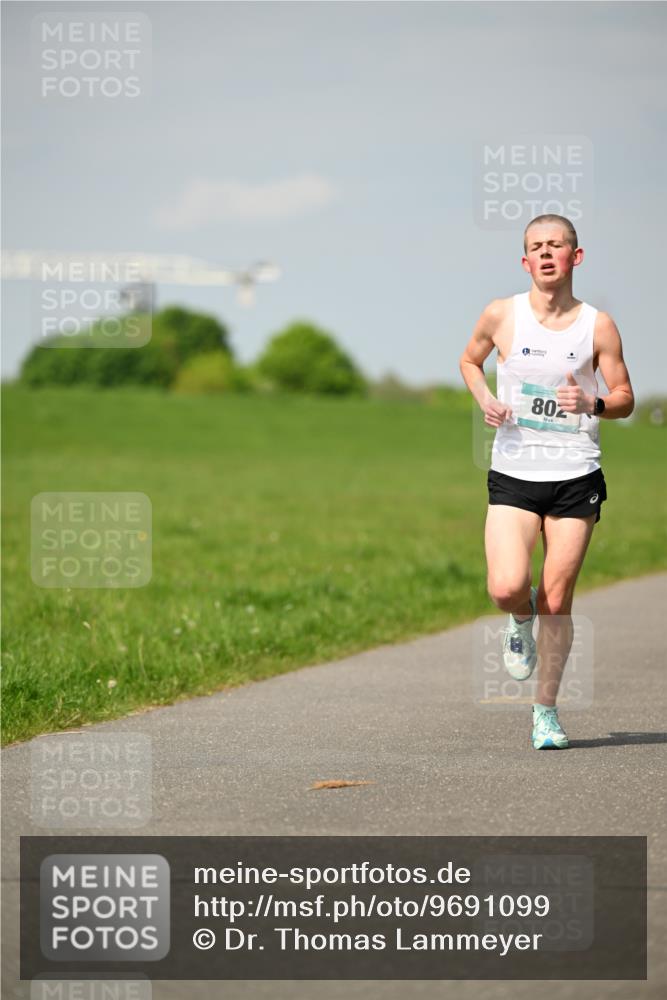 10.05.2026 - 8. Wedeler Halbmarathon Dr. Thomas Lammeyer http://msf.ph/oto/9691099 10.05.2026 11:11:49 Laufen 802 meine-sportfotos.de