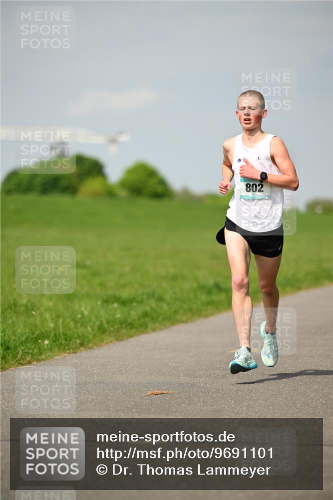 10.05.2026 - 8. Wedeler Halbmarathon Dr. Thomas Lammeyer http://msf.ph/oto/9691101 10.05.2026 11:11:50 Laufen 802 meine-sportfotos.de