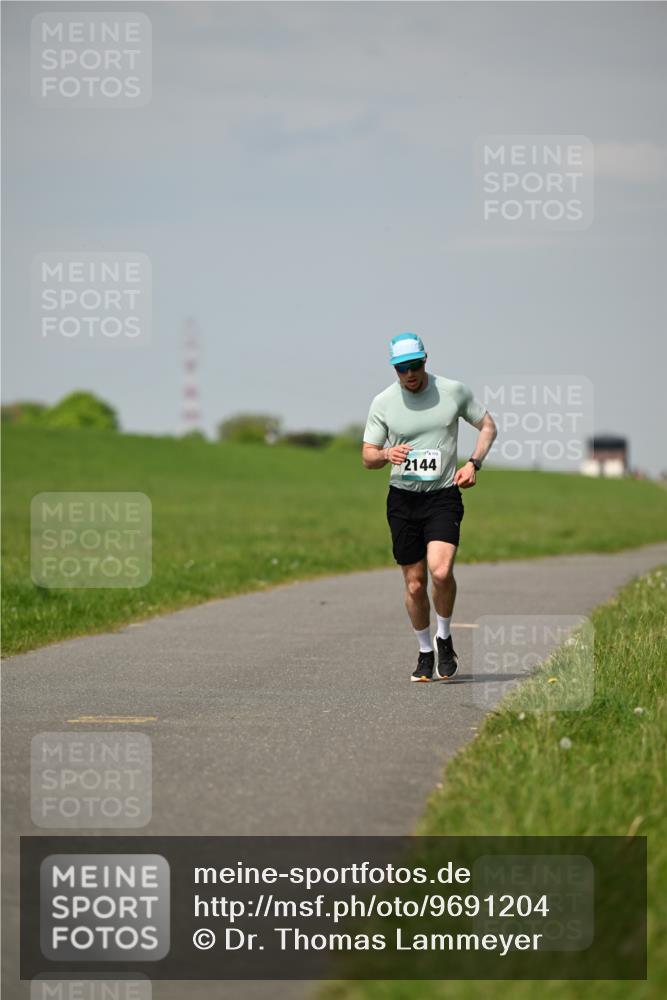 10.05.2026 - 8. Wedeler Halbmarathon Dr. Thomas Lammeyer http://msf.ph/oto/9691204 10.05.2026 11:12:03 Laufen 2144 meine-sportfotos.de