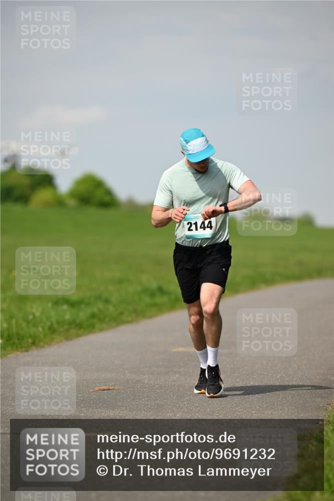 10.05.2026 - 8. Wedeler Halbmarathon Dr. Thomas Lammeyer http://msf.ph/oto/9691232 10.05.2026 11:12:05 Laufen 2144 meine-sportfotos.de