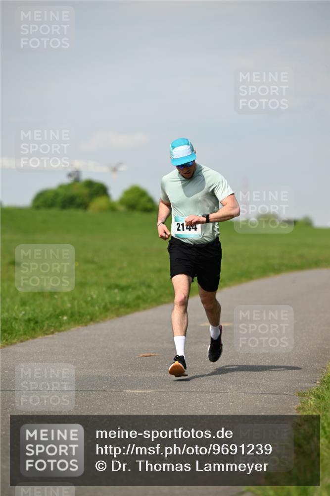 10.05.2026 - 8. Wedeler Halbmarathon Dr. Thomas Lammeyer http://msf.ph/oto/9691239 10.05.2026 11:12:06 Laufen 2144 meine-sportfotos.de