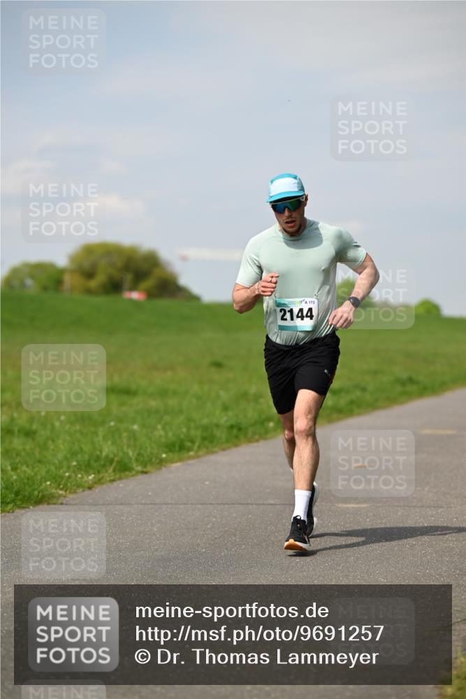 10.05.2026 - 8. Wedeler Halbmarathon Dr. Thomas Lammeyer http://msf.ph/oto/9691257 10.05.2026 11:12:07 Laufen 173, 2144 meine-sportfotos.de