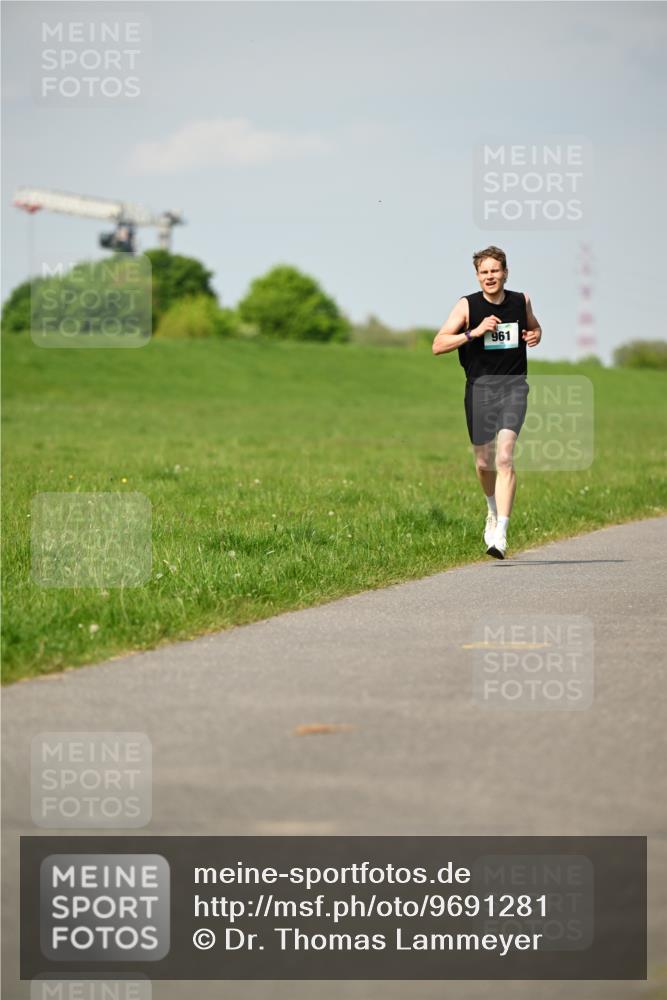 10.05.2026 - 8. Wedeler Halbmarathon Dr. Thomas Lammeyer http://msf.ph/oto/9691281 10.05.2026 11:12:37 Laufen 961 meine-sportfotos.de