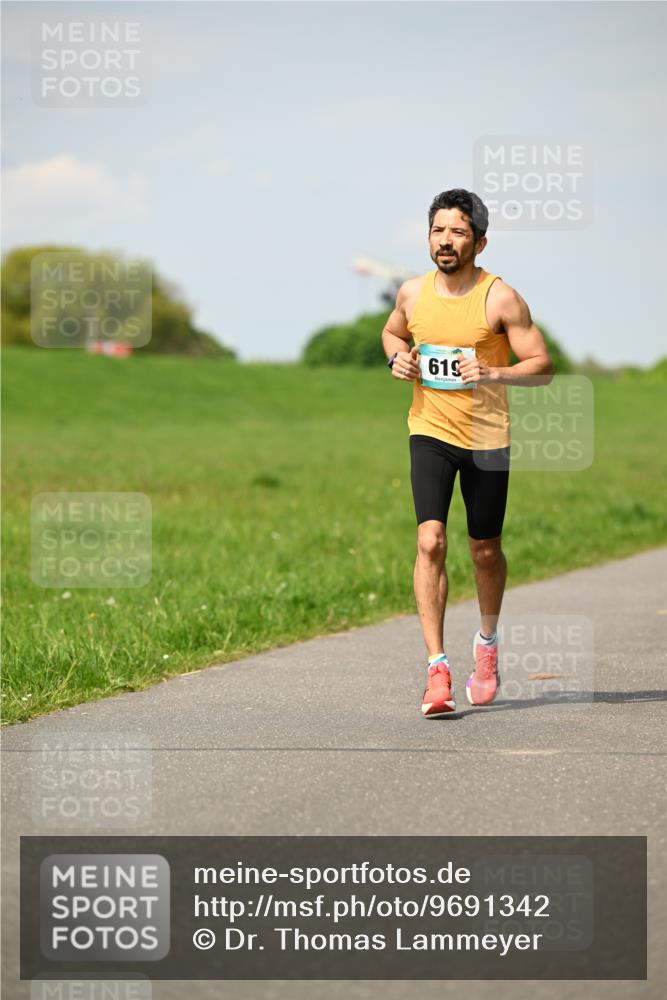 10.05.2026 - 8. Wedeler Halbmarathon Dr. Thomas Lammeyer http://msf.ph/oto/9691342 10.05.2026 11:12:46 Laufen 619 meine-sportfotos.de