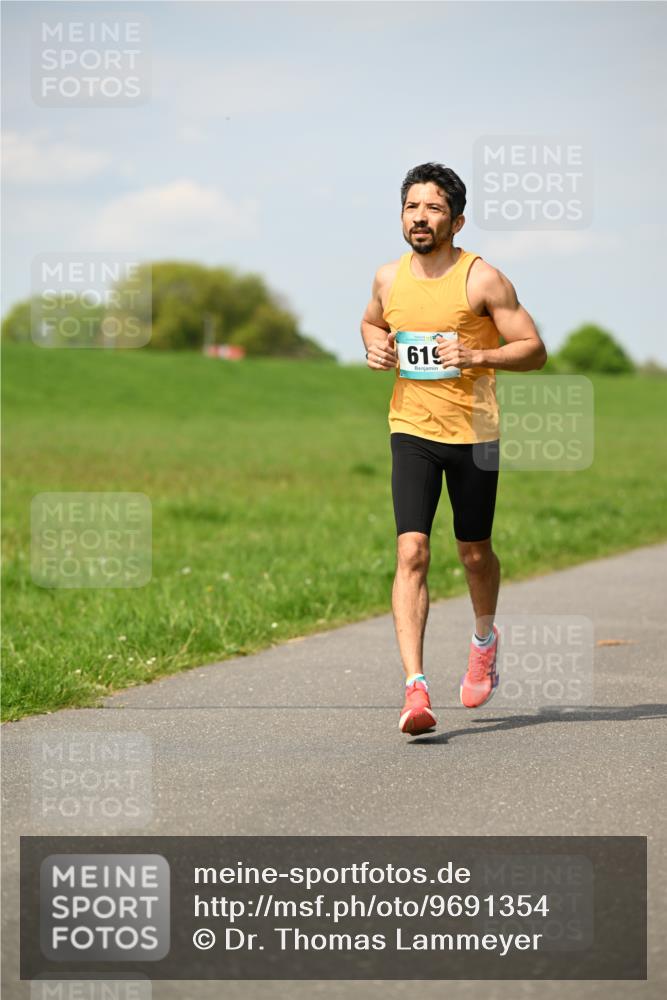 10.05.2026 - 8. Wedeler Halbmarathon Dr. Thomas Lammeyer http://msf.ph/oto/9691354 10.05.2026 11:12:47 Laufen 619 meine-sportfotos.de