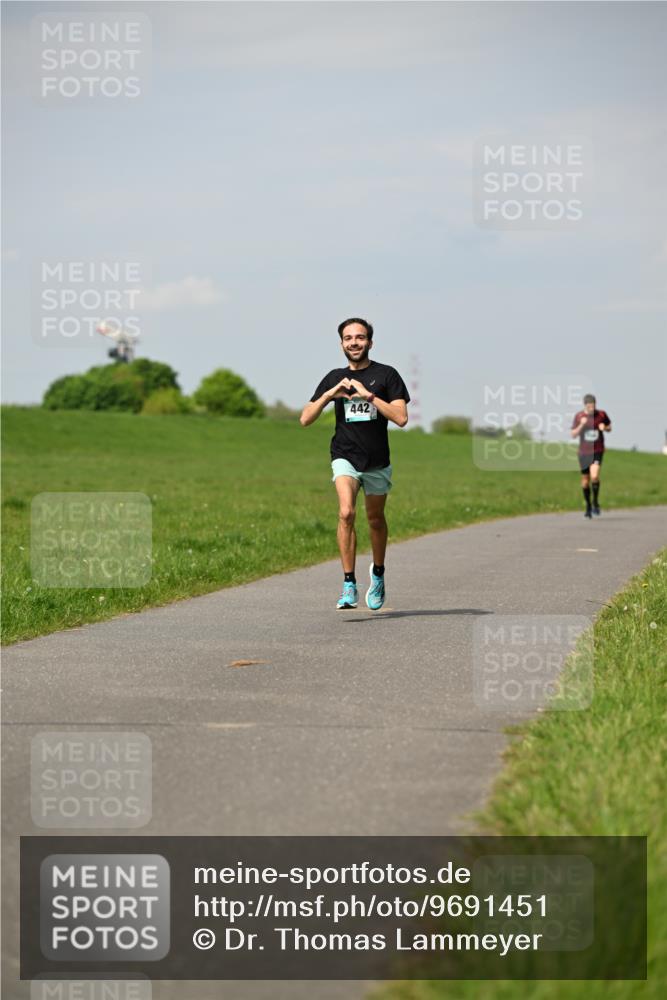 10.05.2026 - 8. Wedeler Halbmarathon Dr. Thomas Lammeyer http://msf.ph/oto/9691451 10.05.2026 11:13:15 Laufen 442 meine-sportfotos.de