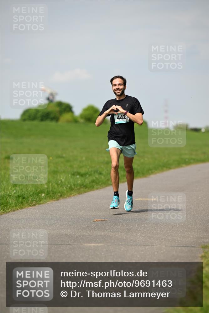 10.05.2026 - 8. Wedeler Halbmarathon Dr. Thomas Lammeyer http://msf.ph/oto/9691463 10.05.2026 11:13:16 Laufen 442 meine-sportfotos.de