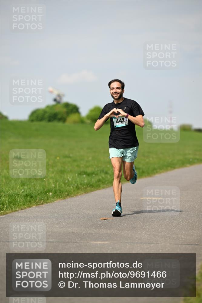 10.05.2026 - 8. Wedeler Halbmarathon Dr. Thomas Lammeyer http://msf.ph/oto/9691466 10.05.2026 11:13:16 Laufen 442 meine-sportfotos.de