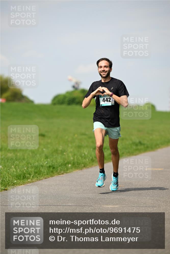 10.05.2026 - 8. Wedeler Halbmarathon Dr. Thomas Lammeyer http://msf.ph/oto/9691475 10.05.2026 11:13:16 Laufen 442 meine-sportfotos.de