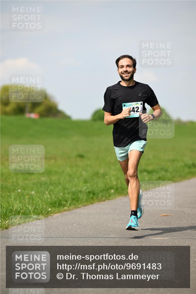 10.05.2026 - 8. Wedeler Halbmarathon Dr. Thomas Lammeyer http://msf.ph/oto/9691483 10.05.2026 11:13:17 Laufen  meine-sportfotos.de