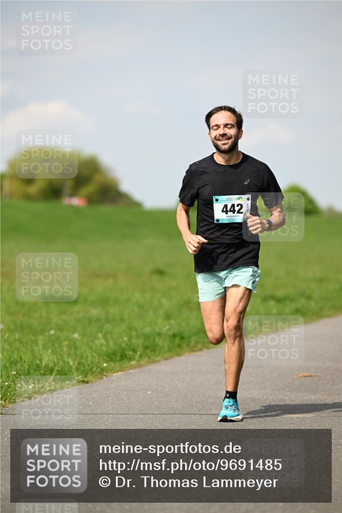 10.05.2026 - 8. Wedeler Halbmarathon Dr. Thomas Lammeyer http://msf.ph/oto/9691485 10.05.2026 11:13:17 Laufen 442 meine-sportfotos.de