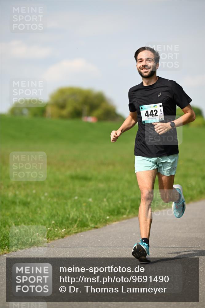 10.05.2026 - 8. Wedeler Halbmarathon Dr. Thomas Lammeyer http://msf.ph/oto/9691490 10.05.2026 11:13:17 Laufen 442 meine-sportfotos.de