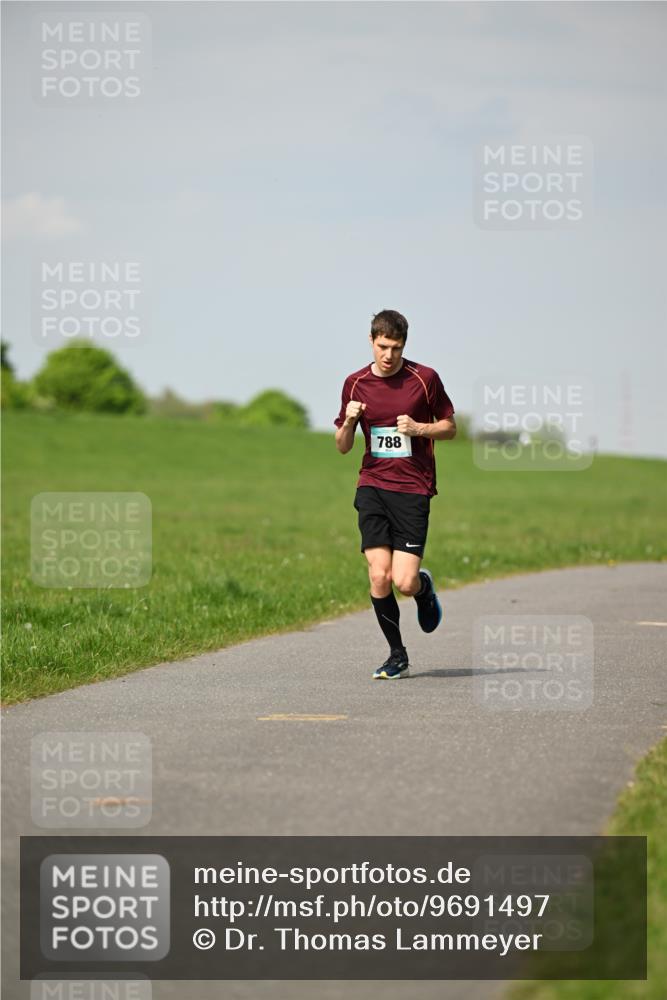 10.05.2026 - 8. Wedeler Halbmarathon Dr. Thomas Lammeyer http://msf.ph/oto/9691497 10.05.2026 11:13:21 Laufen 788 meine-sportfotos.de