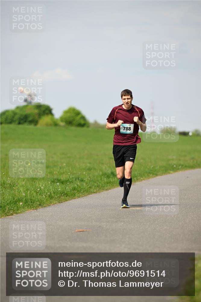 10.05.2026 - 8. Wedeler Halbmarathon Dr. Thomas Lammeyer http://msf.ph/oto/9691514 10.05.2026 11:13:22 Laufen 788 meine-sportfotos.de