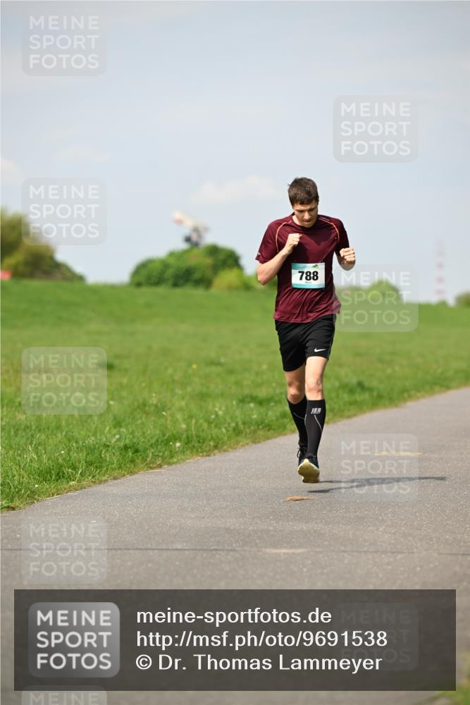 10.05.2026 - 8. Wedeler Halbmarathon Dr. Thomas Lammeyer http://msf.ph/oto/9691538 10.05.2026 11:13:24 Laufen 788 meine-sportfotos.de