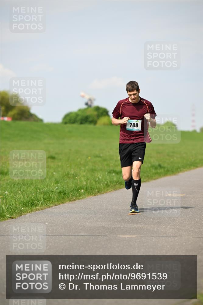 10.05.2026 - 8. Wedeler Halbmarathon Dr. Thomas Lammeyer http://msf.ph/oto/9691539 10.05.2026 11:13:24 Laufen 788 meine-sportfotos.de