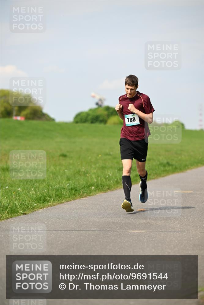 10.05.2026 - 8. Wedeler Halbmarathon Dr. Thomas Lammeyer http://msf.ph/oto/9691544 10.05.2026 11:13:24 Laufen 788 meine-sportfotos.de