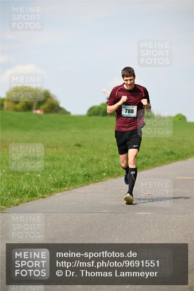 10.05.2026 - 8. Wedeler Halbmarathon Dr. Thomas Lammeyer http://msf.ph/oto/9691551 10.05.2026 11:13:24 Laufen 788 meine-sportfotos.de