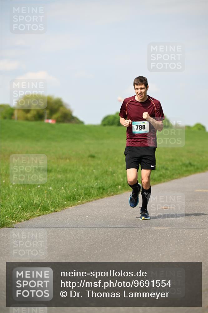 10.05.2026 - 8. Wedeler Halbmarathon Dr. Thomas Lammeyer http://msf.ph/oto/9691554 10.05.2026 11:13:25 Laufen 788 meine-sportfotos.de